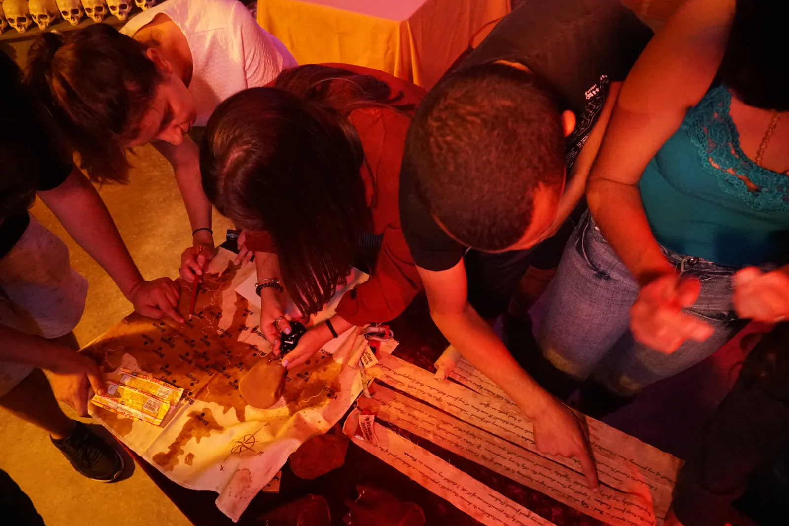 Kollegaer samarbeider under en escape room-aktivitet hos REAL Escape Game